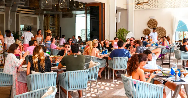 Visit restaurants in UAE and make friends